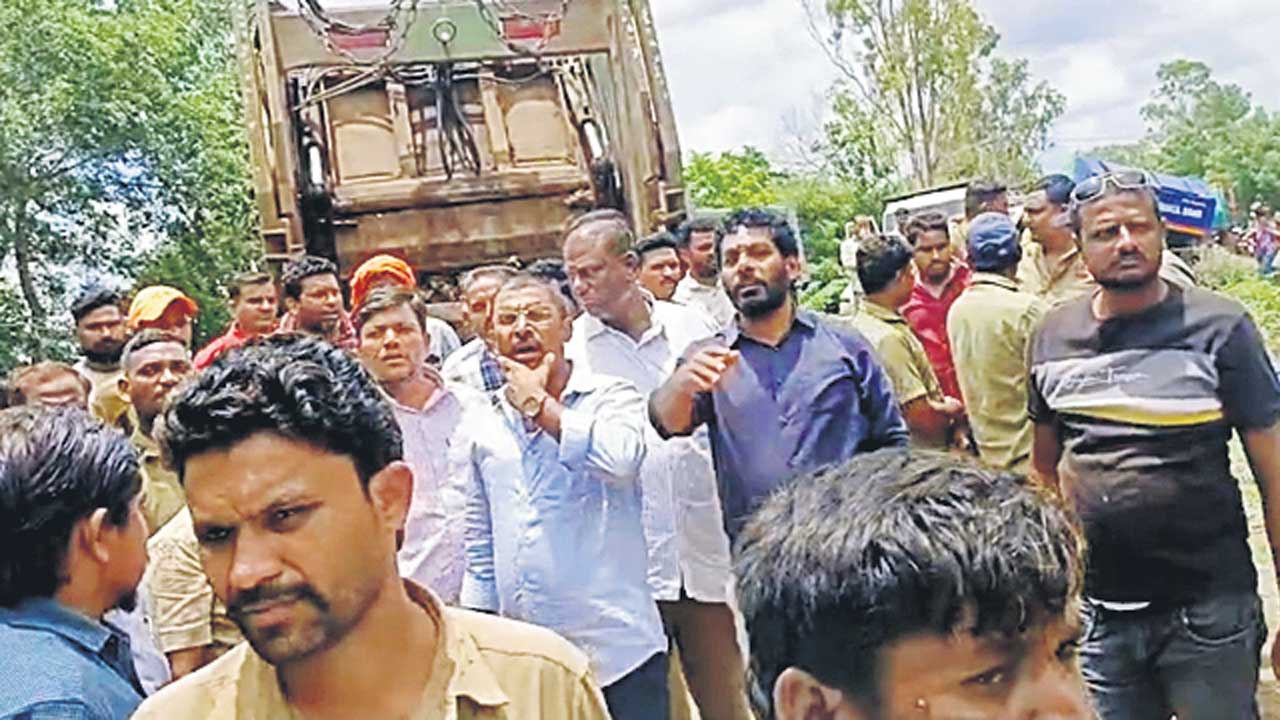 మళ్లీ చెత్త దుమారం