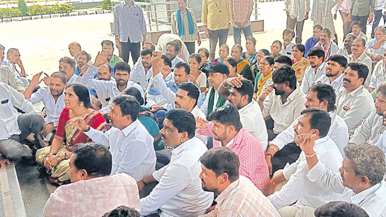 జొన్నలు కొనకుంటే పోరుబాట