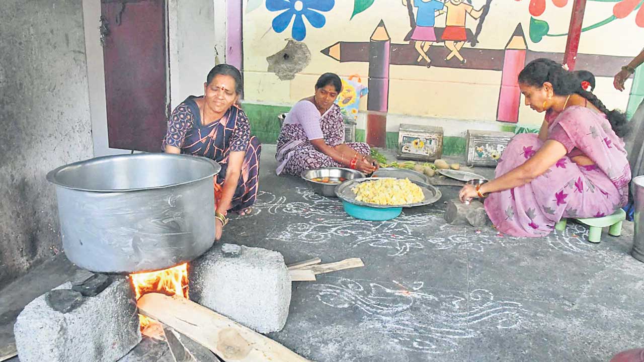 సర్కార్‌ బడుల్లో సమస్యల తిష్ట