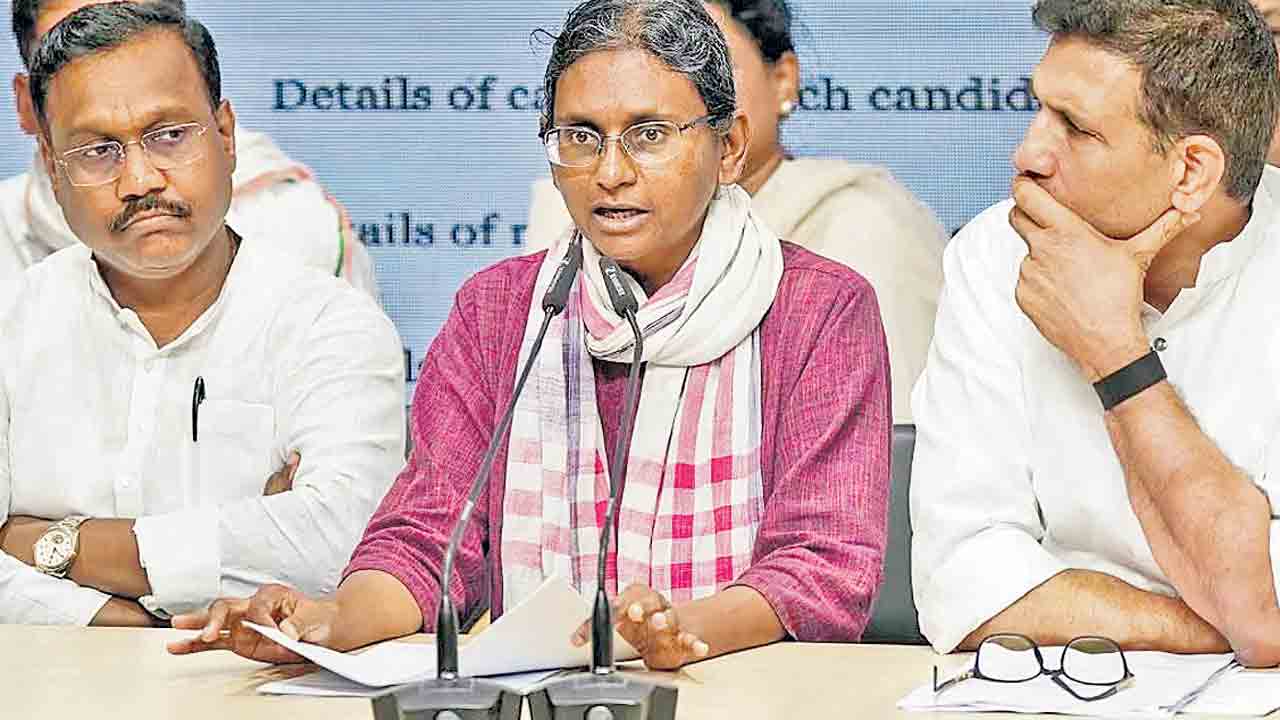 స్క్రూటినిలో హ్యాండ్‌ బుక్‌ ప్రామాణికం