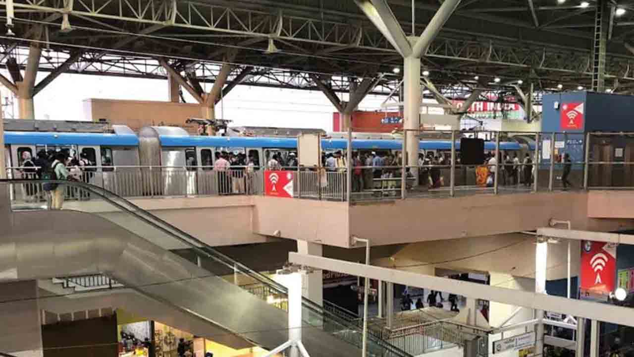 మెట్రో ఫుట్‌పాత్‌లపై వ్యాపారాలా?