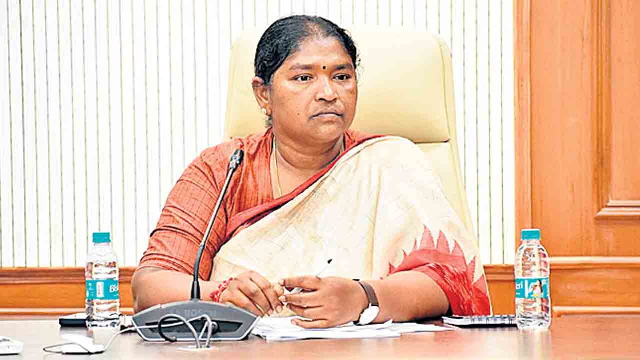 ఉపాధి స్ఫూర్తికి కేంద్రం తూట్లు