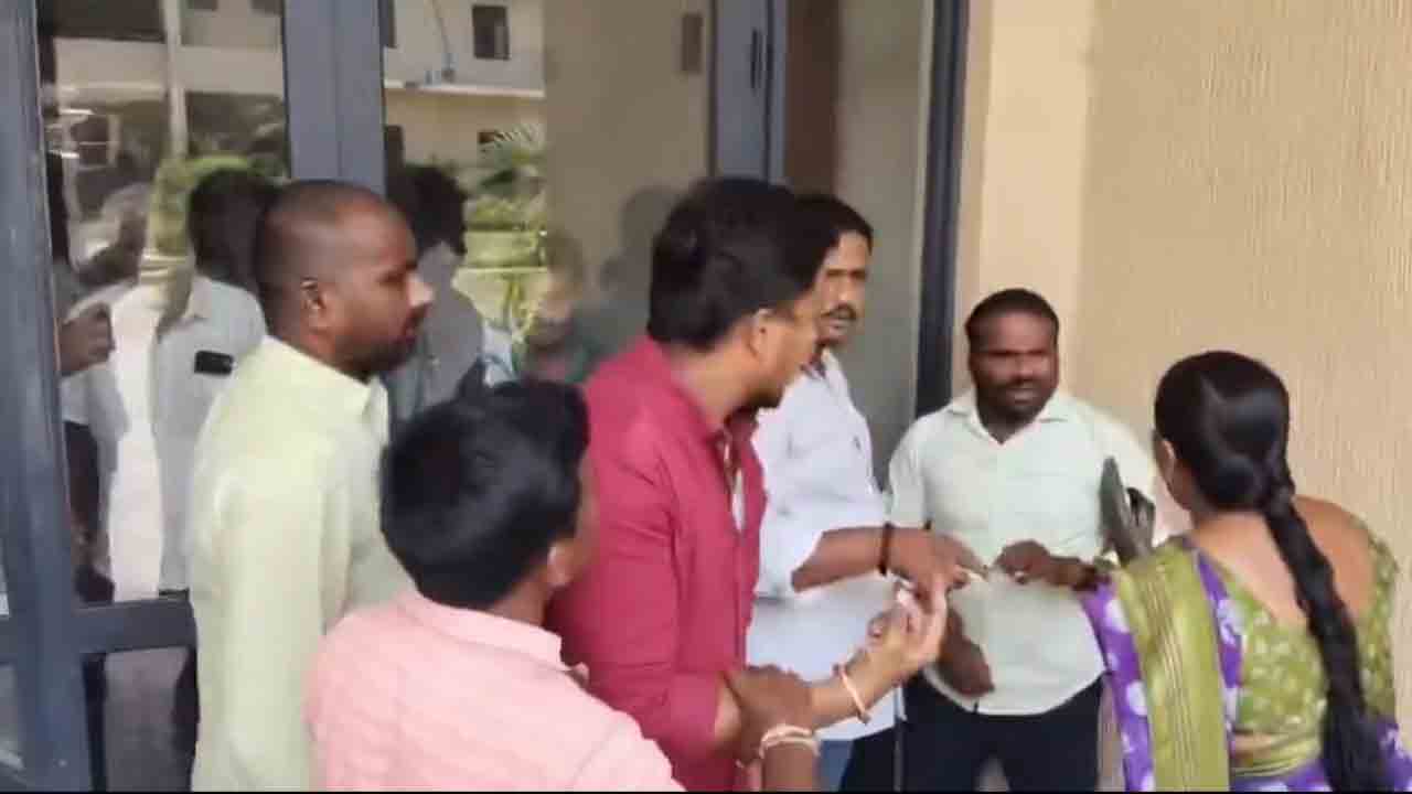 Misbehave | మహిళ పట్ల అటెండర్‌ అసభ్య ప్రవర్తన.. చెప్పుతో దేహశుద్ది.. వీడియో