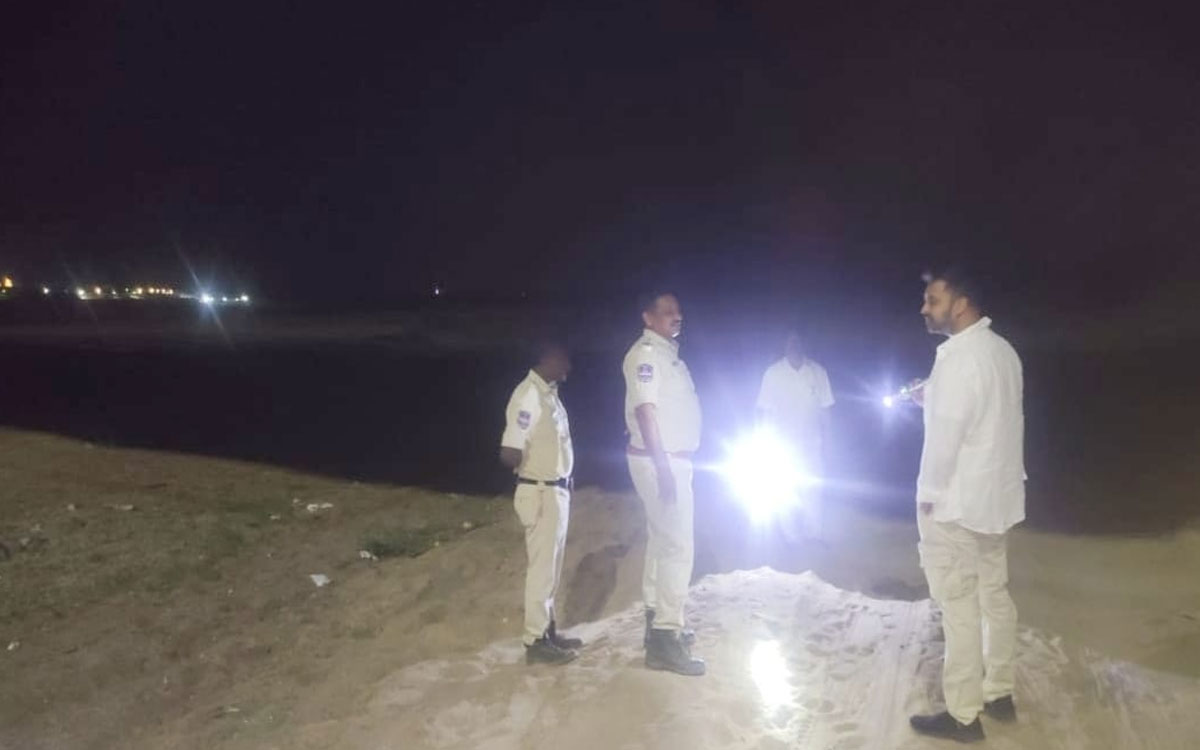 ఇసుక అక్ర‌మ నిల్వ‌ల‌పై కఠిన చర్యలు : భద్రాచలం సబ్ క‌లెక్ట‌ర్ మృణాల్ శ్రేష్ట