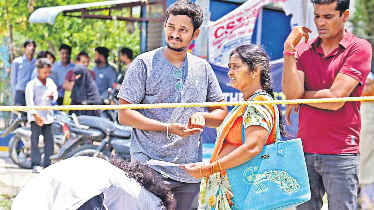 నీట్‌లో చీటింగ్‌.. పరీక్ష కేంద్రంలోకి ఫోన్‌.. బయటపడ్డ నిర్వహణ వైఫల్యం