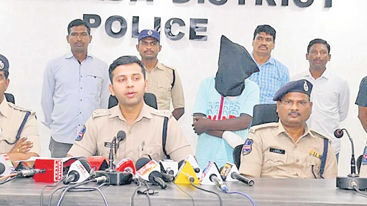 అగ్నిప్రమాదం కాదు.. భర్తే కాలయముడు