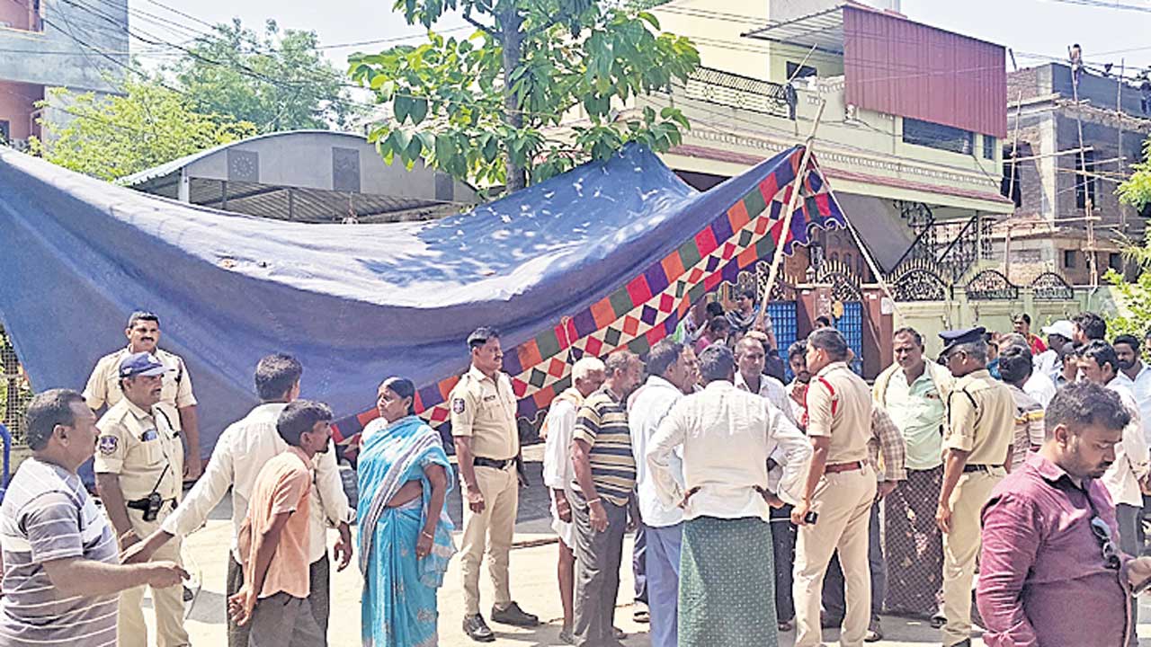 ఐపీ పెట్టి రియల్టర్‌ పరార్‌!
