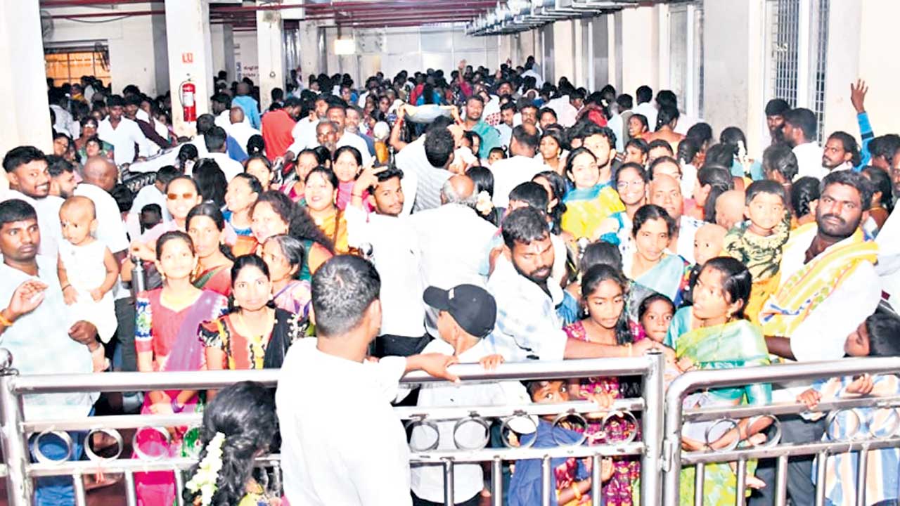 యాదగిరి క్షేత్రం.. భక్తజన సంద్రం