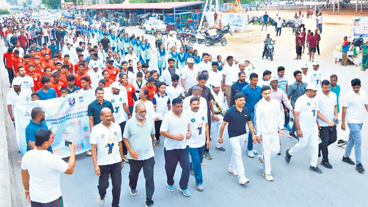 మాదక ద్రవ్యాలకు దూరంగా ఉండాలి