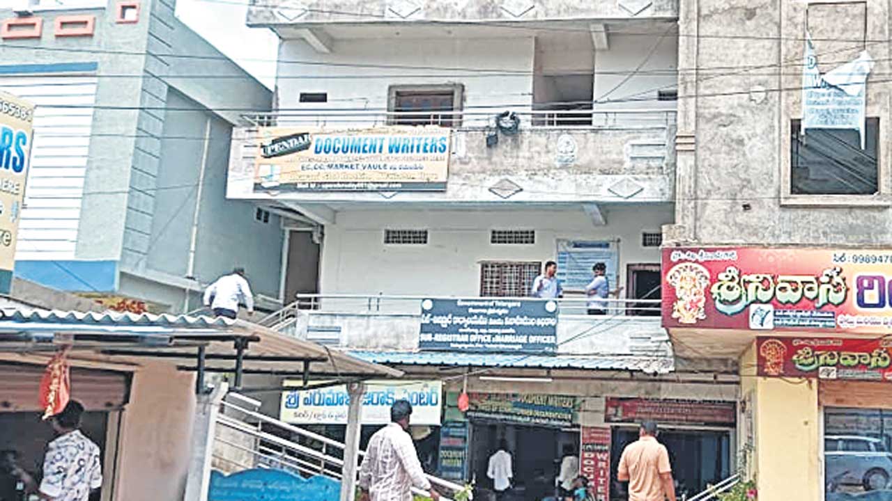 రిజిస్ట్రేషన్లు ఢమాల్‌