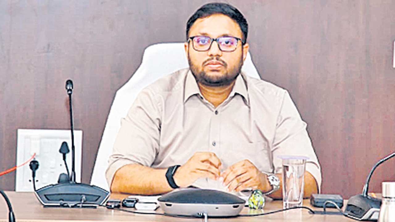 అండర్‌ గ్రౌండ్‌ డ్రైనేజీ పనులపై కలెక్టర్‌ ఆగ్రహం