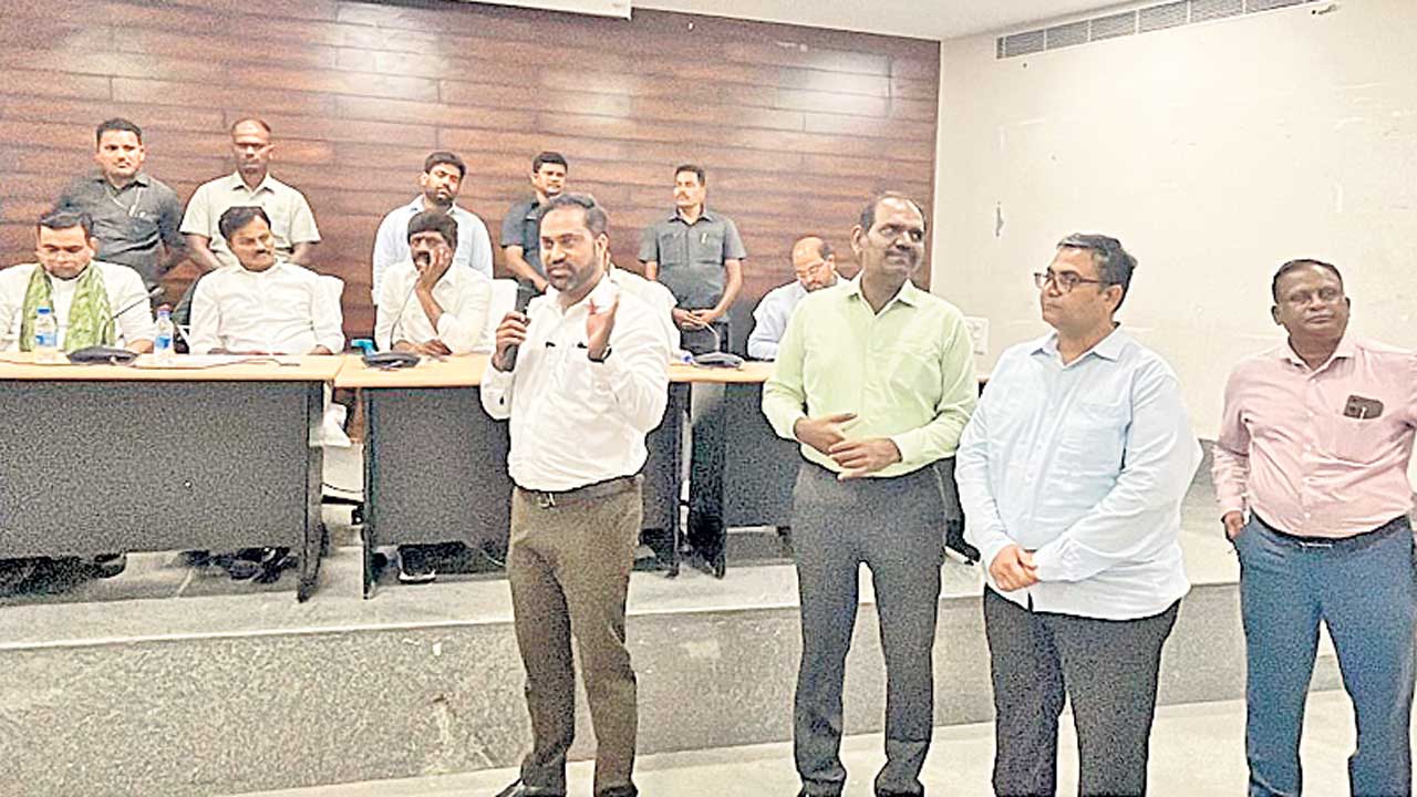 అదానీ.. పీఛేముడ్‌!
