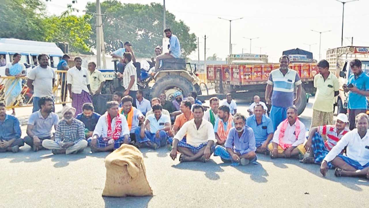 ధాన్యం కొనుగోళ్లలో జాప్యంపై నిరసన