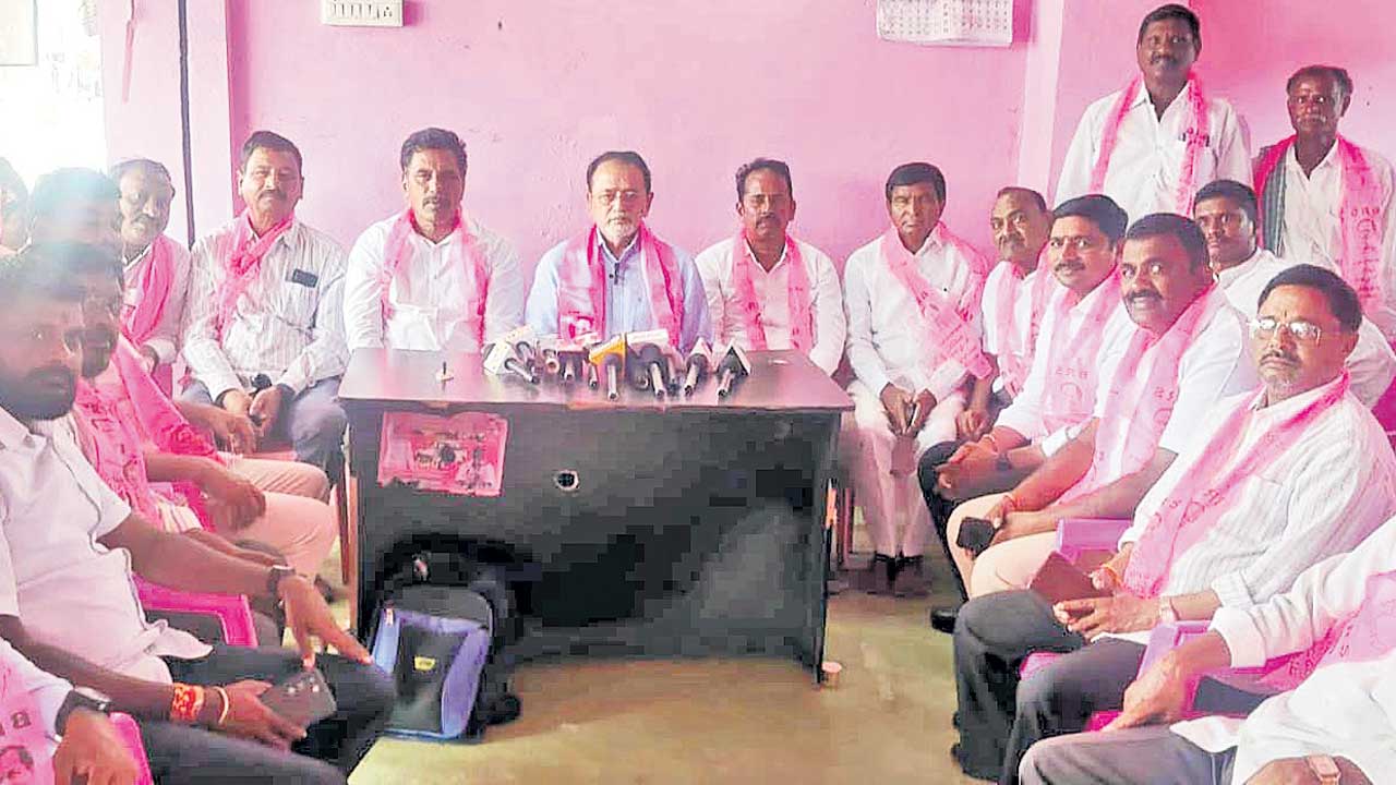 రాష్ట్ర ప్రయోజనాలను ఢిల్లీలో తాకట్టు పెడుతున్న రేవంత్‌