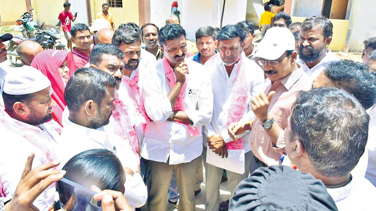 డబుల్‌ బెడ్రూం ఇండ్లు ఇంకెప్పుడిస్తరు!