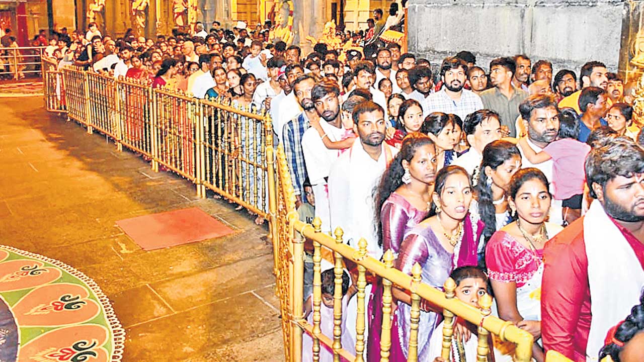 భక్తులతో కిటకిటలాడిన గుట్ట