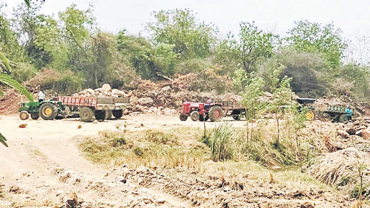 యథేచ్ఛగా మట్టి అక్రమ తవ్వకాలు!