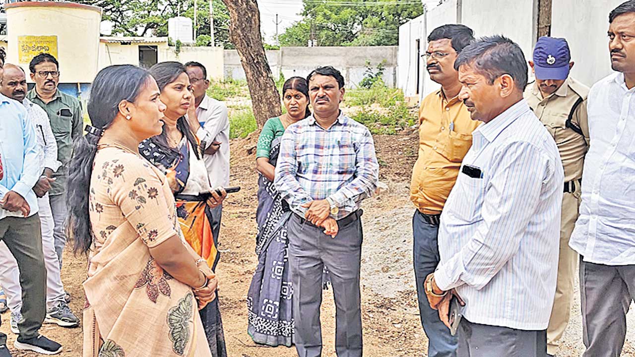బడిబాట తొలిరోజే విఘ్నం!