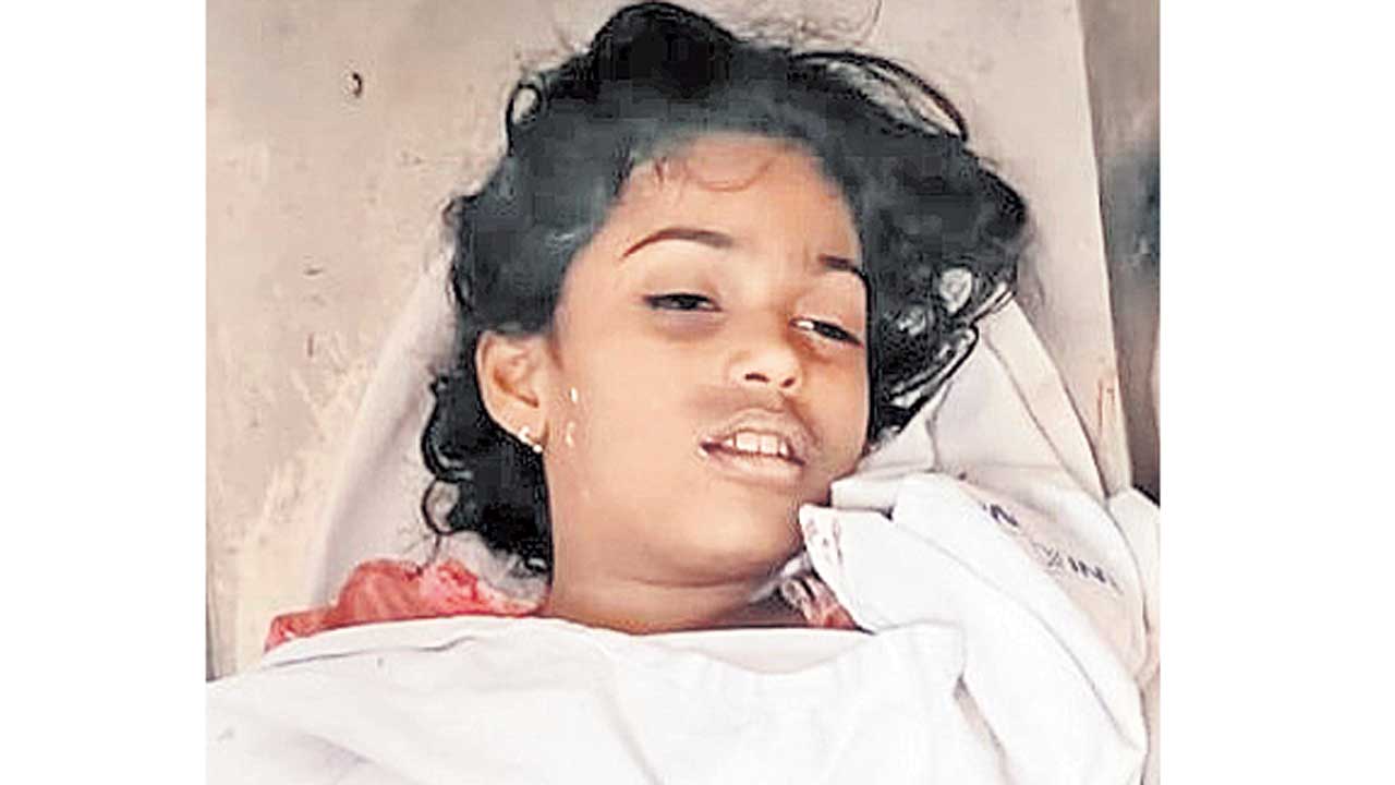 డీసీఎంను ఢీ కొట్టిన మినీ బస్సు