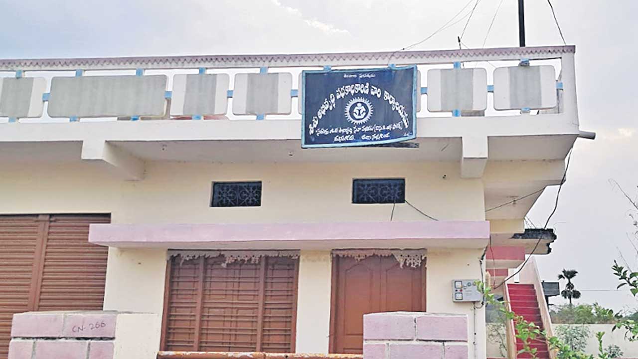 పైసల కోసం పూసల వ్యాపారం!