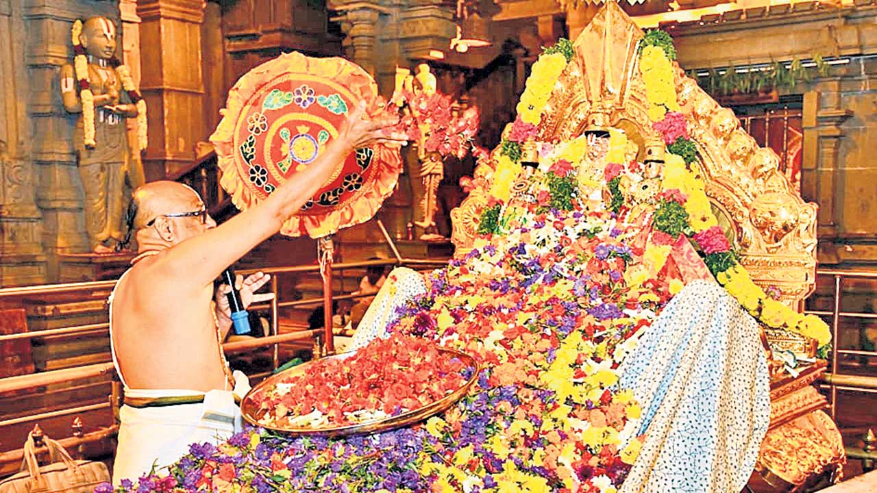 గుట్టలో ఘనంగా లక్షపుష్పార్చన