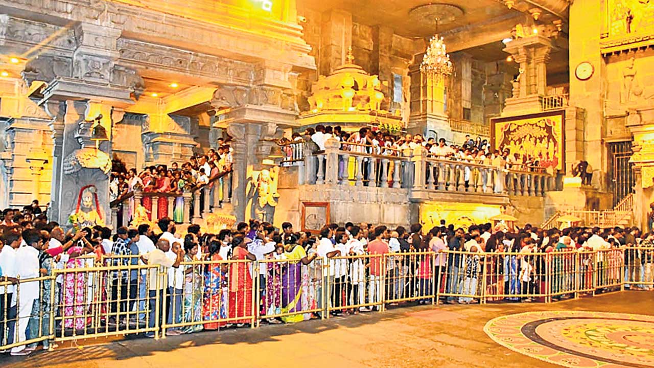 భక్తులతో పోటెత్తిన యాదగిరిగుట్ట