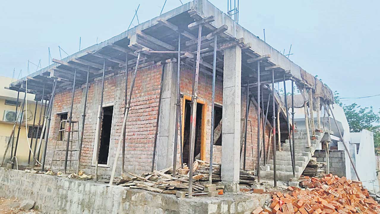 కాంగ్రెస్‌ కార్యకర్తలకే ఇందిరమ్మ ఇండ్లు!