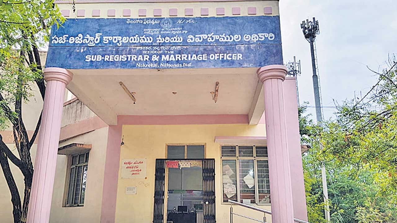 భూముల ధరలకు రెక్కలు