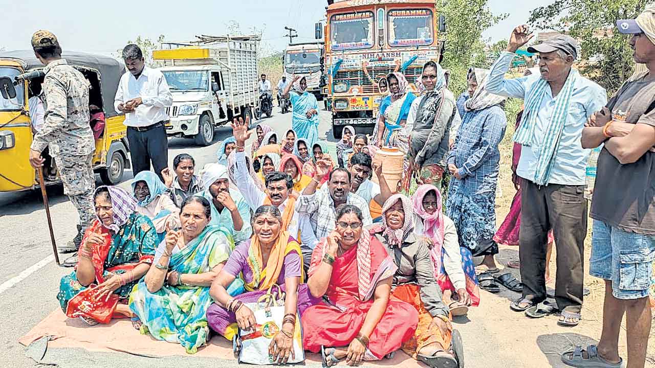 మట్టి టిప్పర్లను అడ్డుకుని రాస్తారోకో