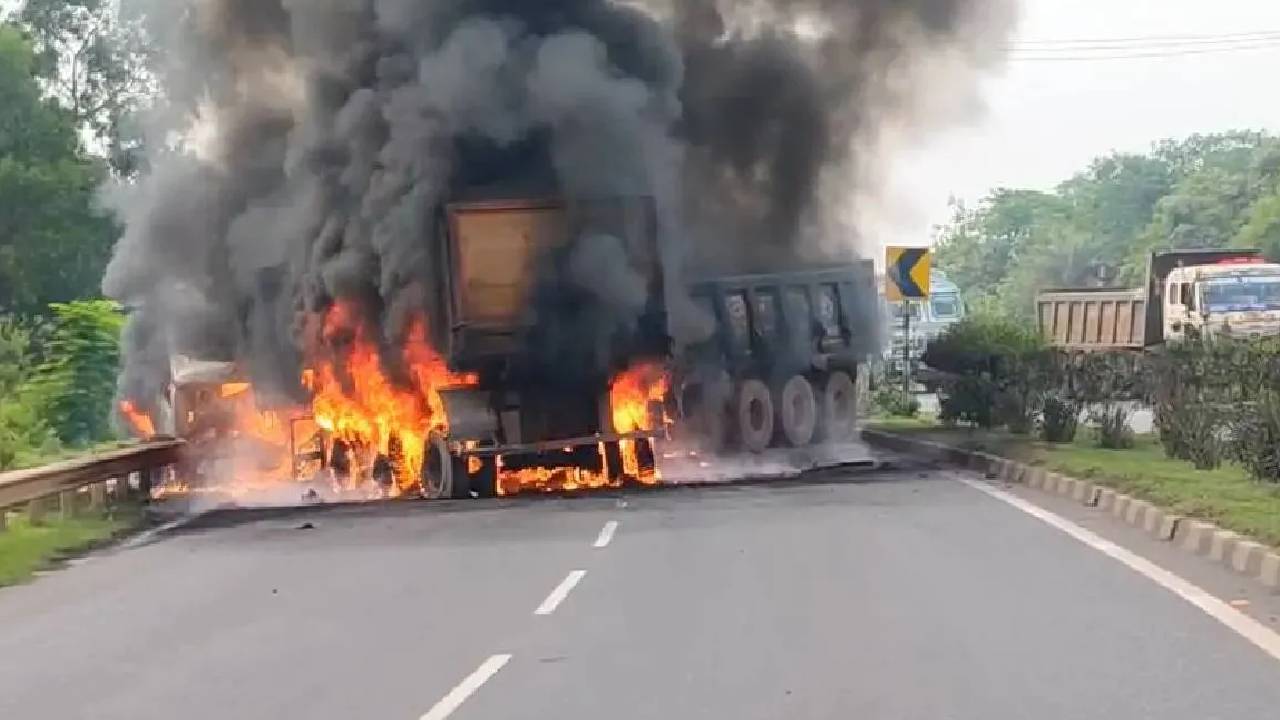 Odisha | నేషనల్ హైవేపై రెండు ట్రక్కులు ఢీ.. ఇద్దరు డ్రైవర్లు సజీవ దహనం