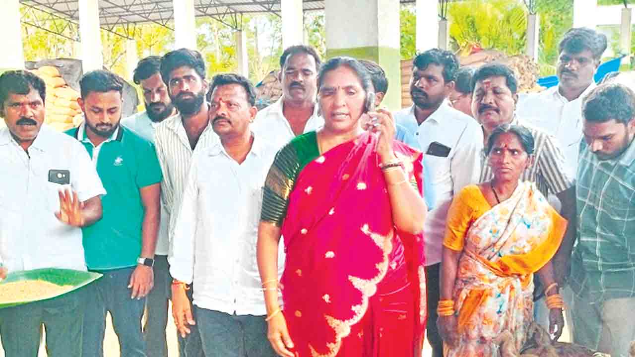 జొన్న రైతుల బాధలు పట్టని సర్కార్‌