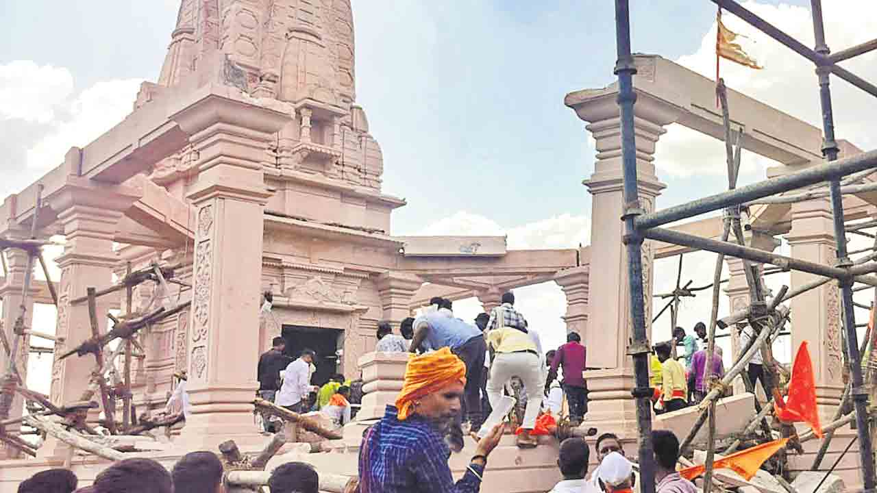 కూలిన ఆలయం పైకప్పు.. ఏడుగురు మృతి
