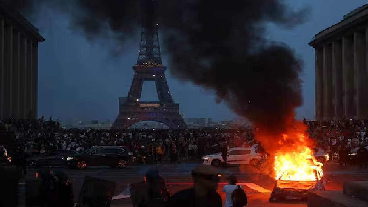 Eiffel Tower | ఈఫిల్ టవర్ తగలబడిందా.. సోషల్ మీడియా ప్రచారంలో నిజమెంత..?
