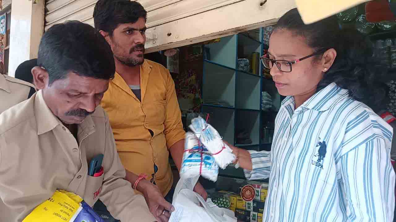 Plastic | ఓ వైపు ప్లాస్టిక్‌పై నిషేధం.. మరోవైపు సీజ్‌ చేసిన ప్లాస్టిక్‌ తిరిగి అప్పగింత