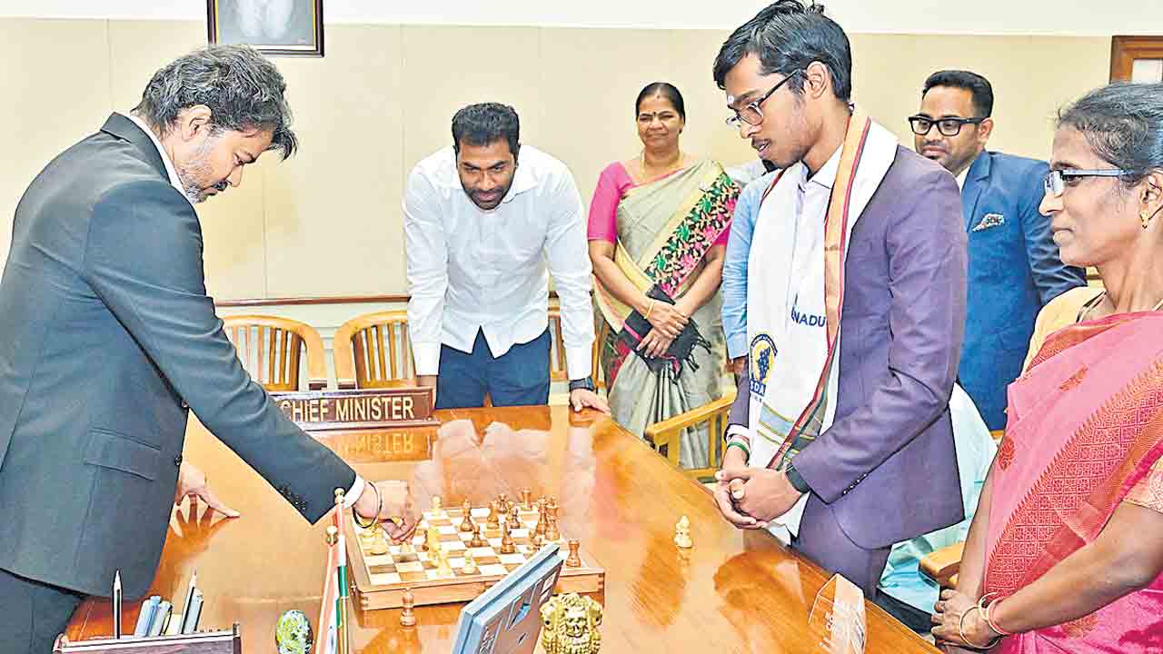 సీఎం విజయ్‌కు ప్రజ్ఞానంద చెక్‌మేట్‌
