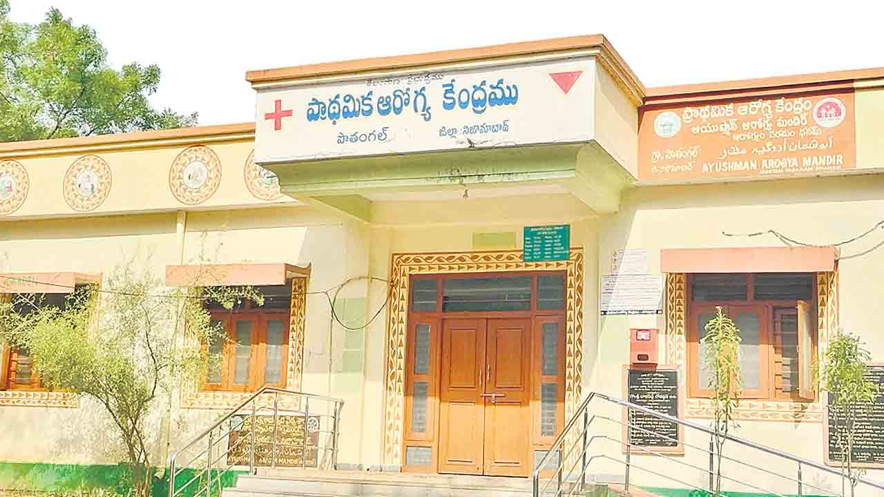 పల్లె దవాఖానల్లో వెక్కిరిస్తున్న ఖాళీలు!