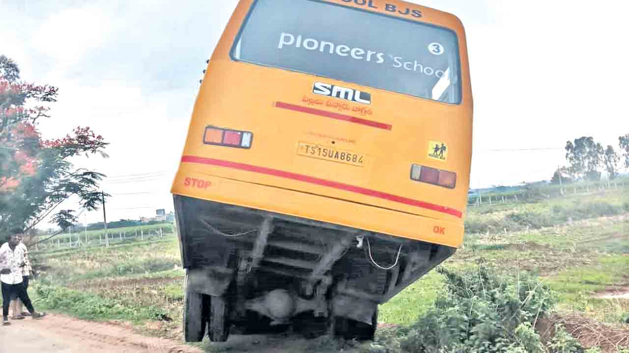 తృటిలో తప్పిన ప్రమాదం