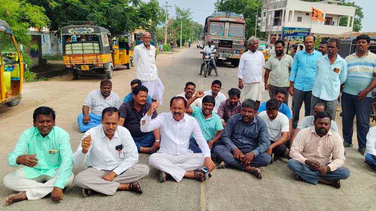 యూరియా యాప్‌ ఎత్తివేయాలి.. కామారెడ్డి జిల్లాలో రైతుల ధర్నా