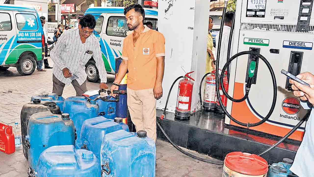 పెట్రోల్‌, డీజిల్‌పై కేంద్రం ఆంక్షలు.. బల్క్‌ చమురు కొనుగోళ్లకు బ్రేకులు