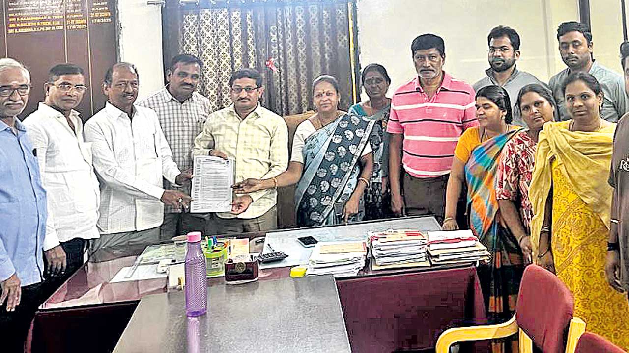 నీళ్లు లేవు.. ట్యాంకర్లు రావు