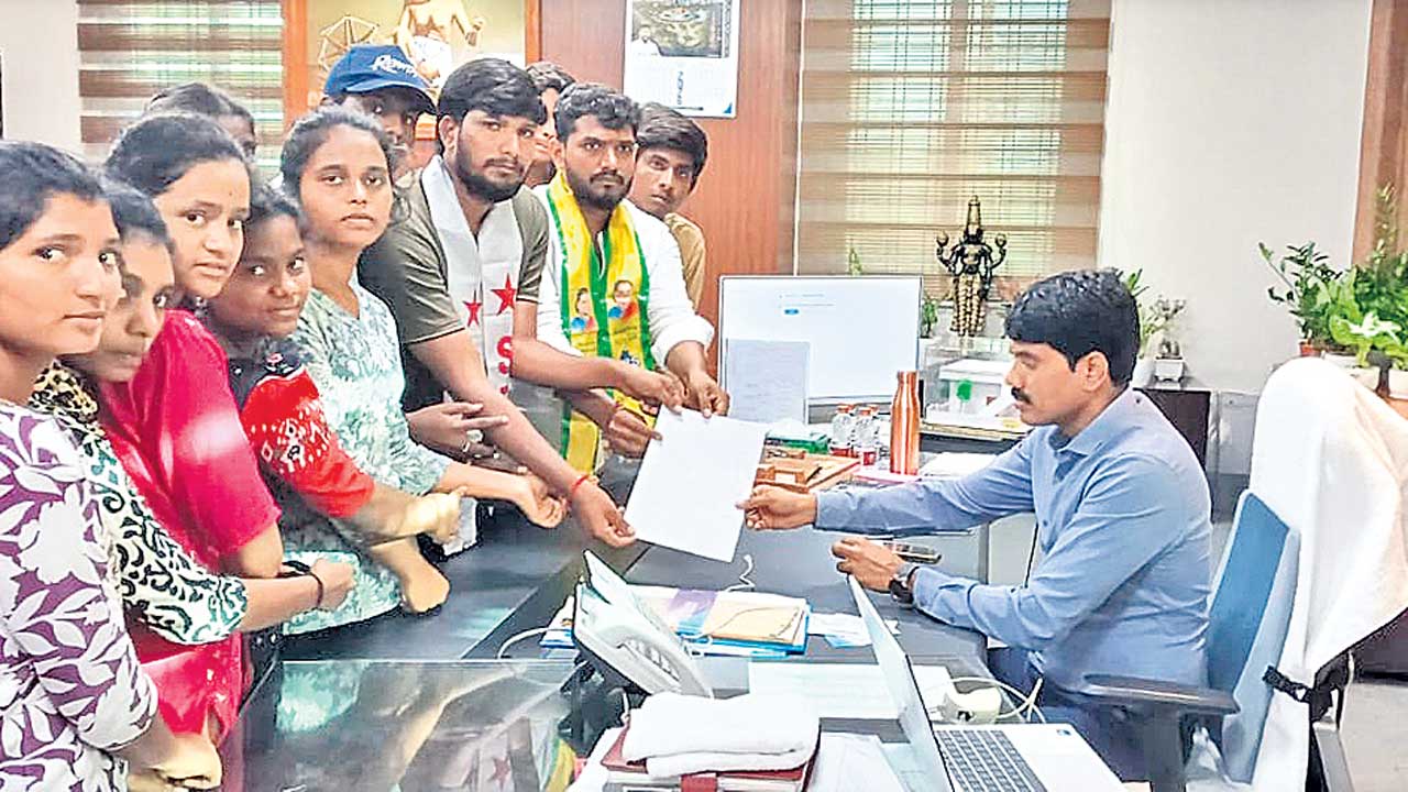 సర్టిఫికెట్లు రాక.. పై చదువుకు వెళ్ల లేక..