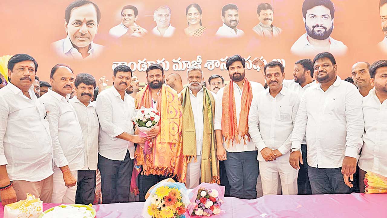 పుష్పగుచ్ఛాలిచ్చి.. విషెస్‌ చెప్పి..