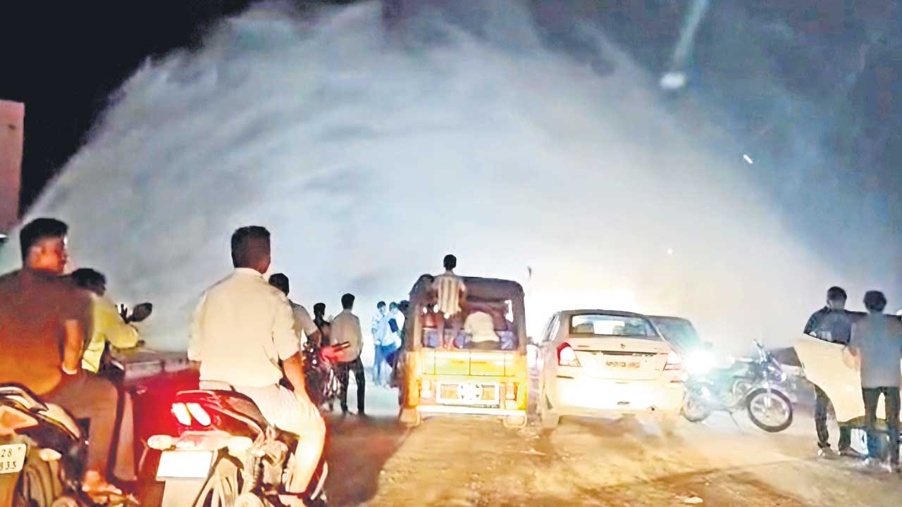 ఉవ్వెత్తున ఎగసిన జలధార