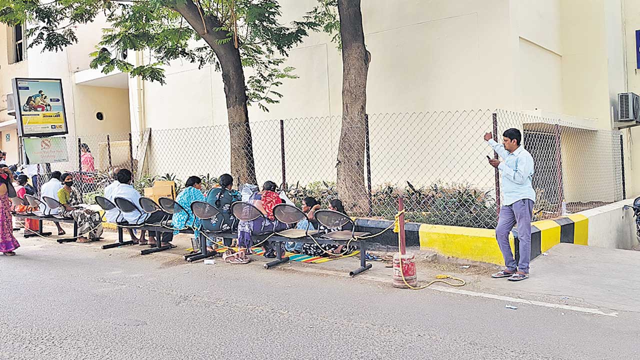 చెట్ల నీడే.. వెయిటింగ్‌ హాల్‌