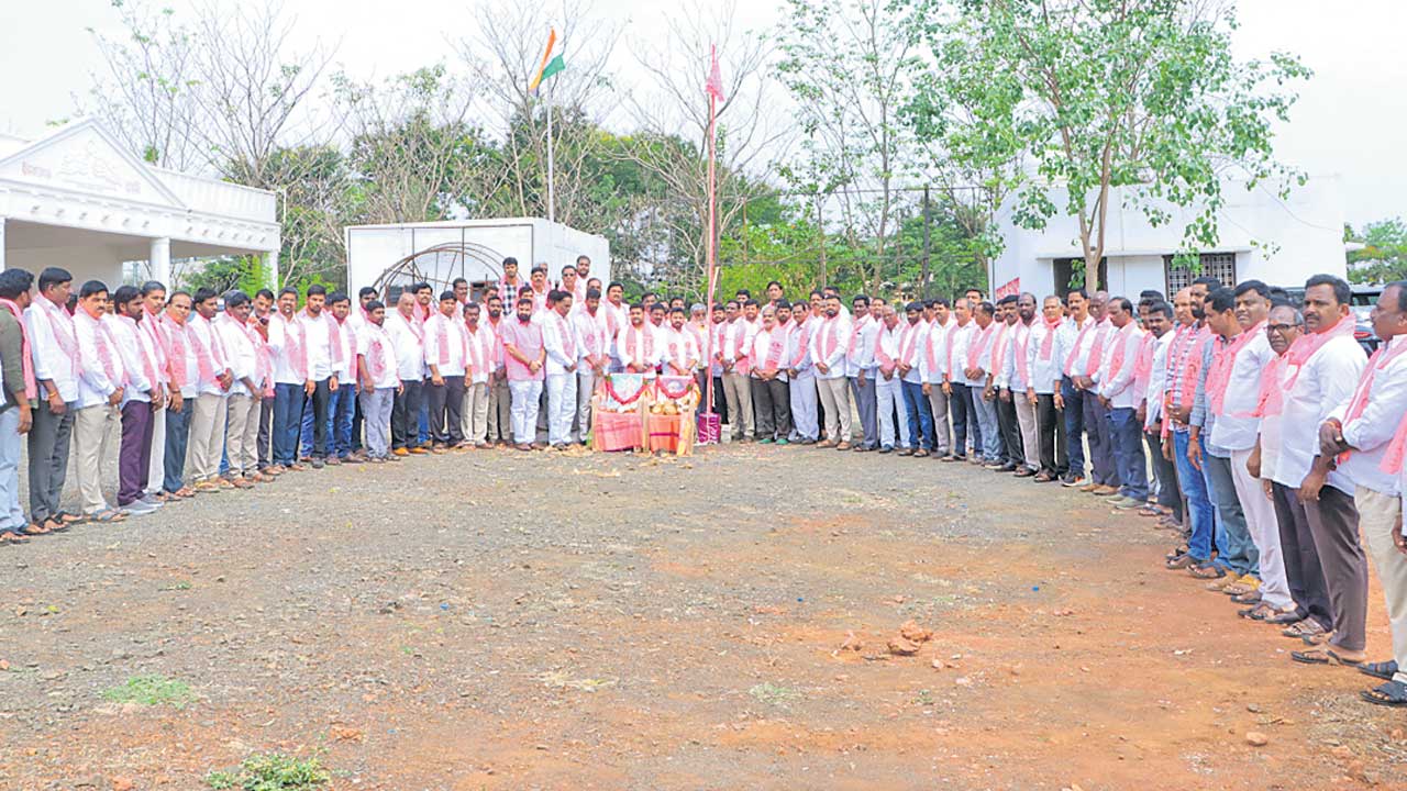 ప్రత్యేక రాష్ర్టాన్ని సాధించి.. దేశంలోనే అగ్రభాగాన నిలిపి..
