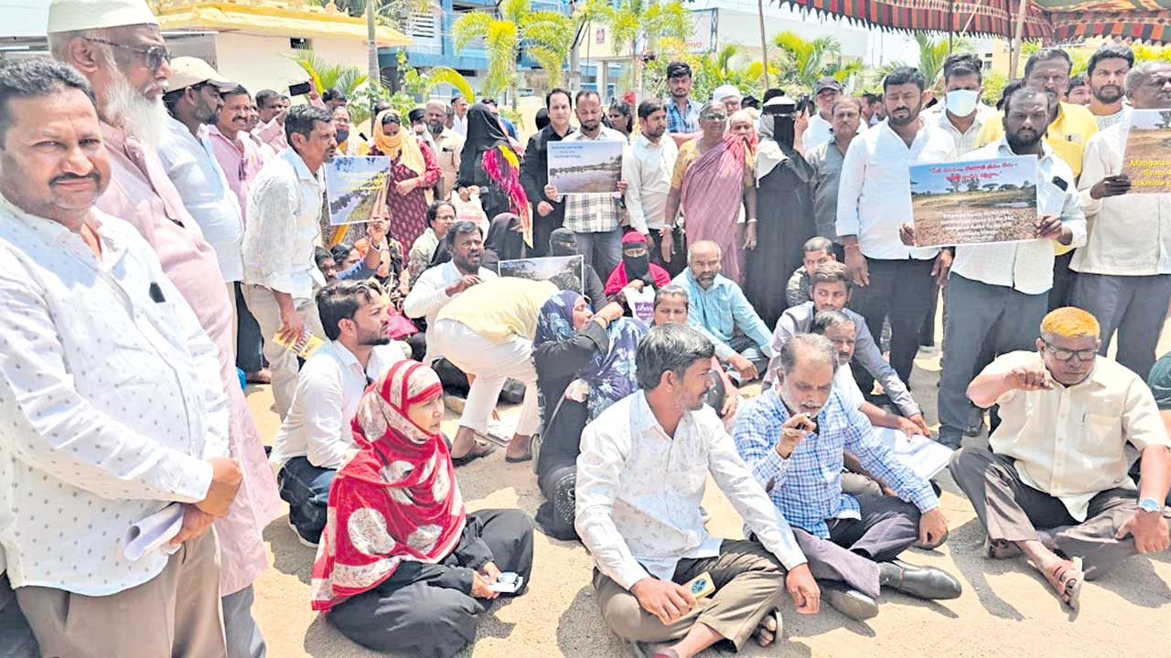 అడ్డుకుంటే అక్రమ కేసులే!