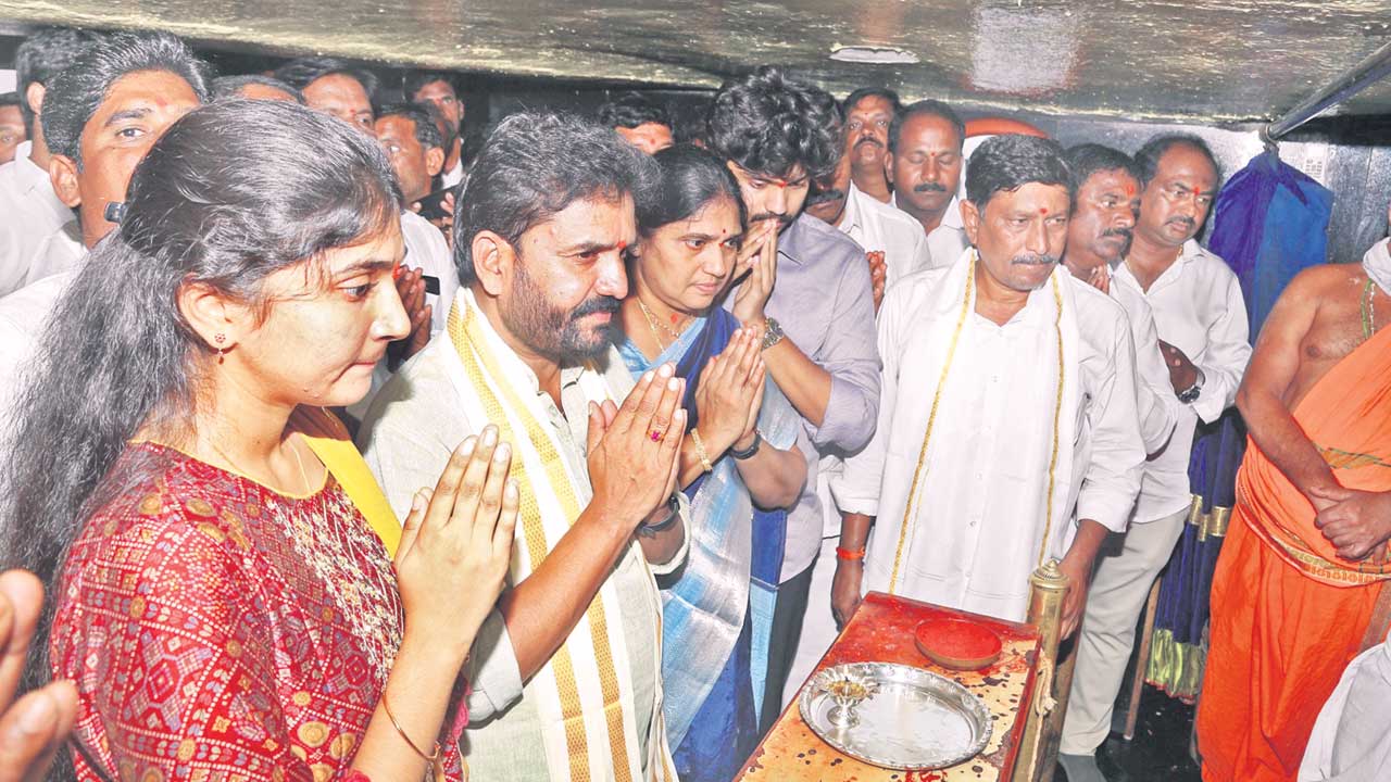 ఘనంగా మాజీ ఎమ్మెల్యే ఆనంద్‌ పుట్టిన రోజు వేడుక