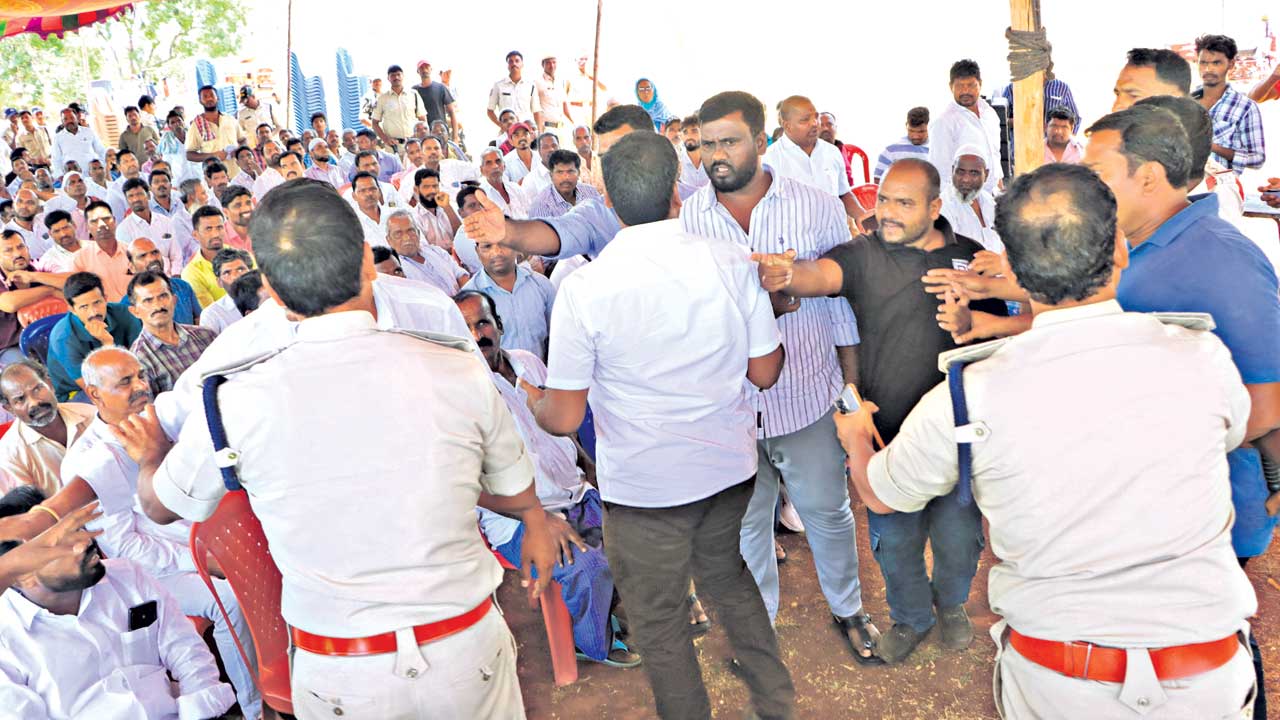 భూములిచ్చి అడుక్కు తినాలా?