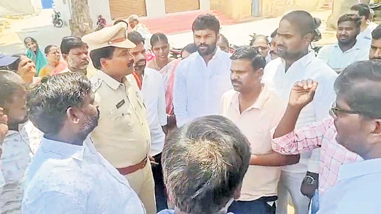 కోర్టు స్టే ఉన్న భూముల్లోకి రావొద్దు