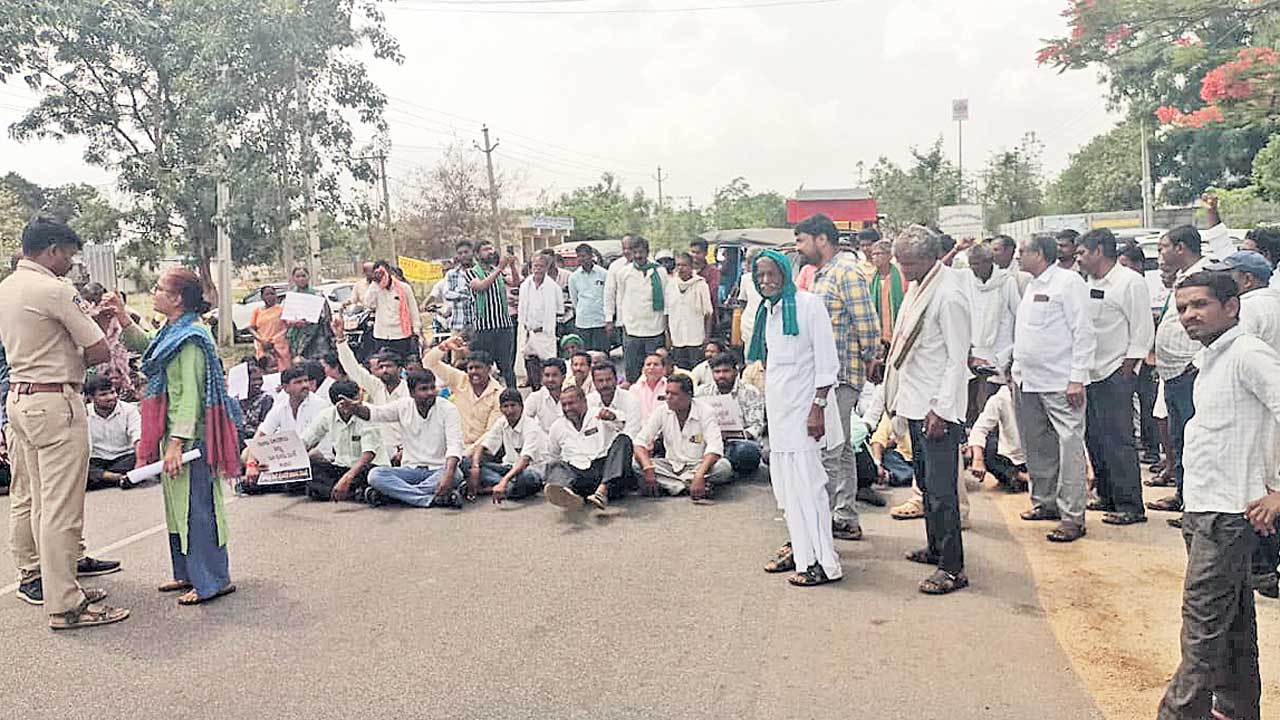 బలవంతంగా భూములను తీసుకోవద్దు